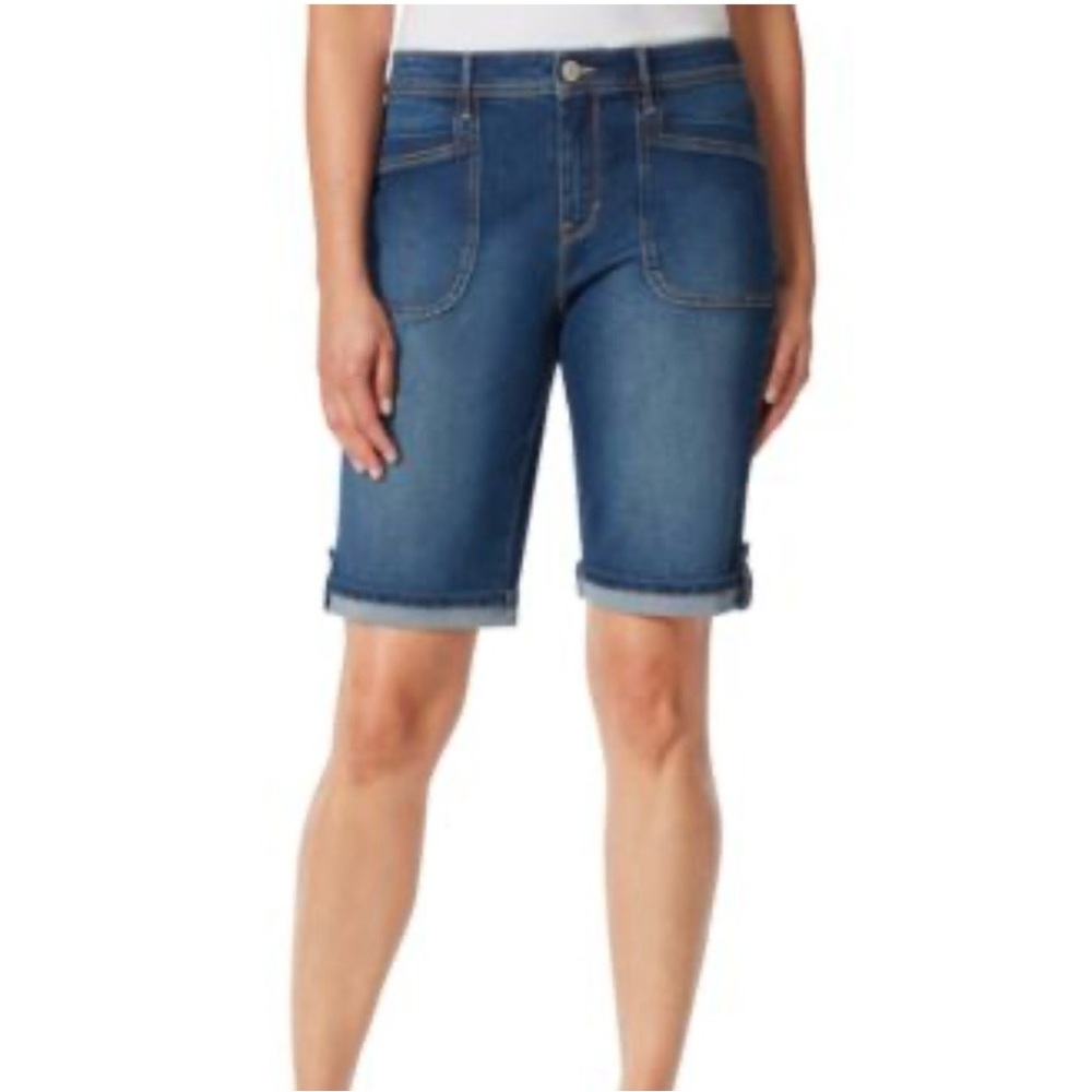 Torrid women’s size 26 denim shorts with snap flap back pockets